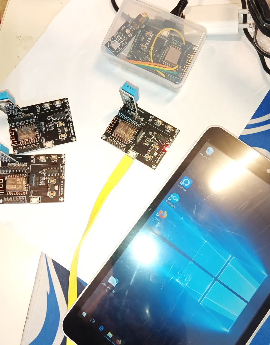 ESP32-Boards mit Sensoren und Tablet-Display, IoT-Entwicklungs-Setup