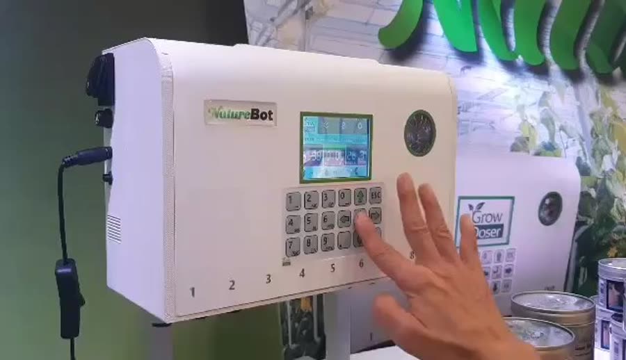 GrowDoser auf der Cannatrade-Expo 2022, Bedienung über Touchscreen