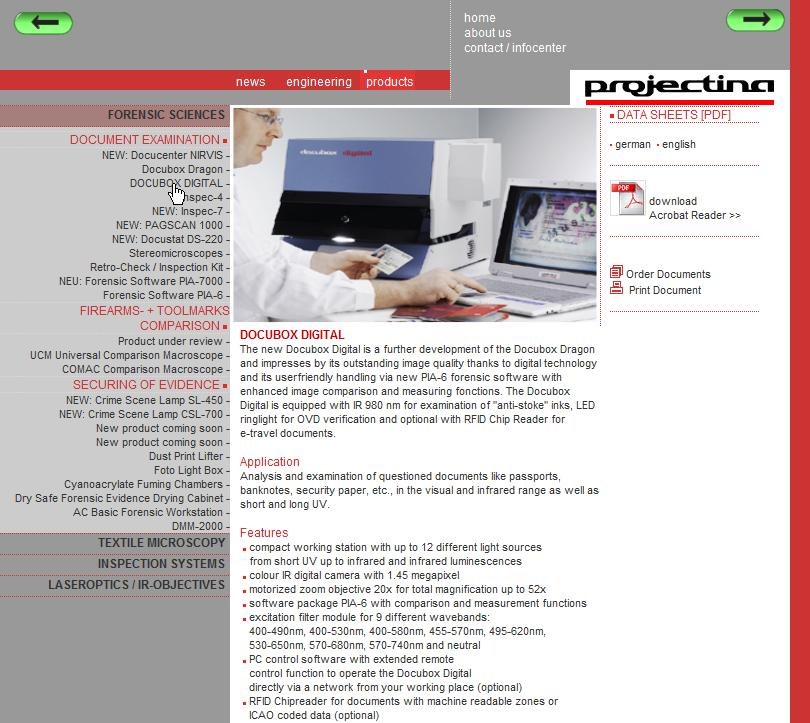 Forensik-Operator bedient Projectina Docubox Digital, hält ein Dokument in der Prüfschublade, Bedienung über PIA-Software am Bildschirm