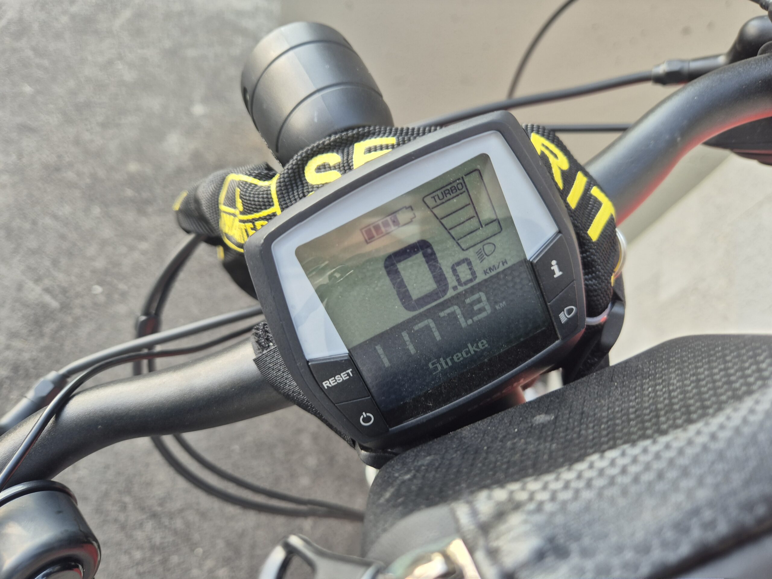 E-Bike-Display mit 1177 km auf der Streckenanzeige