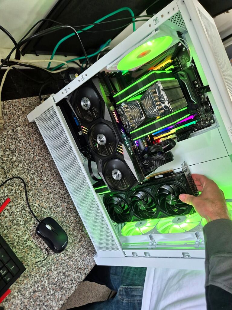 Offener weisser PC-Tower mit zwei NVIDIA-Grafikkarten und grosser Luftkühlung während der Montage
